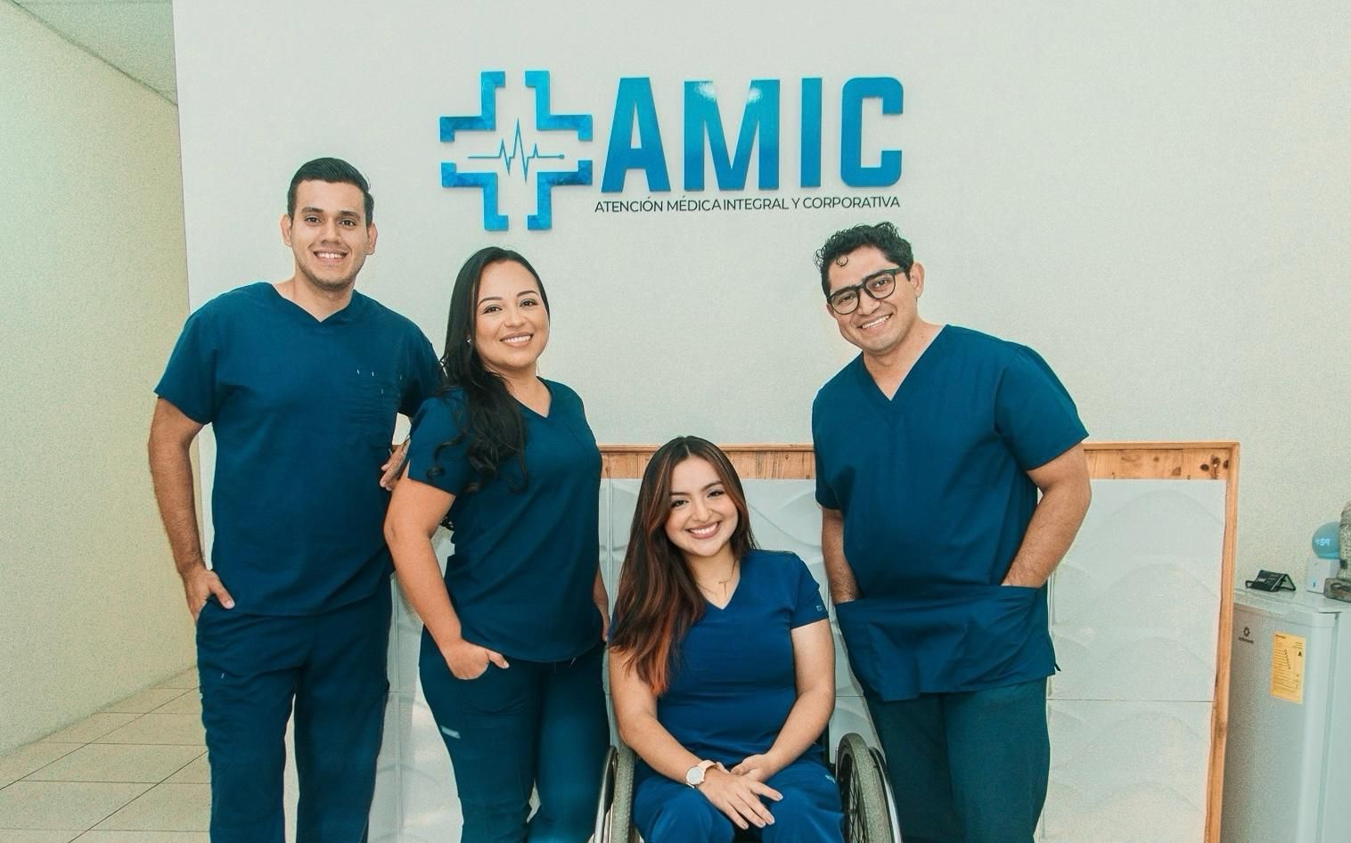 Equipo médico de AMIC en la recepción del centro en Milagro